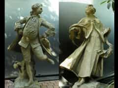 Zwei Gusstein-Skulpturen.