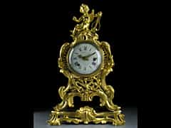  Feuervergoldete Bronzeuhr auf originalem Sockel von L. David, Paris. 