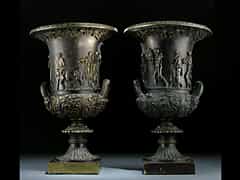  Paar Bronze-Medici-Vasen