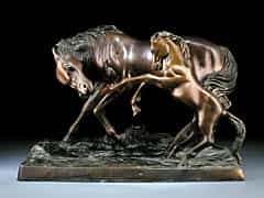 Bronzegruppe eines Pferdes und eines Fohlen