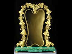 Prächtiger bronzevergoldeter Spiegelrahmen auf Malachit-Sockel aus der russischen Manufaktur Peterhof um 1810.