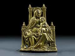 Feuervergoldetes Bronzerelief einer thronenden Maria mit Kind
