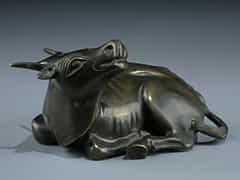 Bronzefigur eines liegenden Wasserbüffels