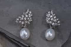Ohrringe mit Brillanten und Diamanten in Navetteschliff, zus. ca. 4,2 ct, und
