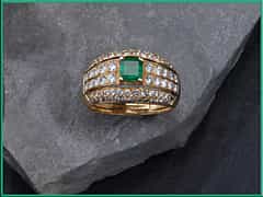 Ring mit Brillanten, zus. ca 1,5 ct und Smaragd, ca. 0,50 ct. 18 kt Gelbgold.