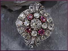 Ring mit 2 Diamanten im Kissenschliff, zus. ca. 1,6 ct, einem Brillanten, ca. 0,75 ct,