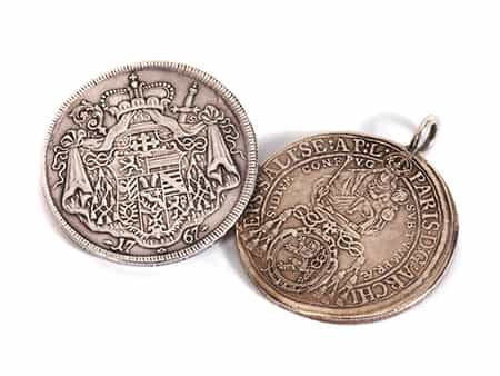  Zwei montierte Silbermünzen