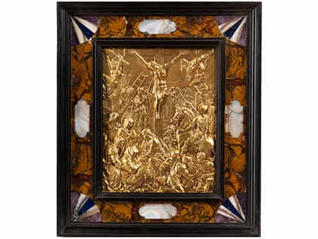 Vergoldete Bronzetafel mit Darstellung der Kreuzigung Christi in originaler Pietra dura-Rahmung
