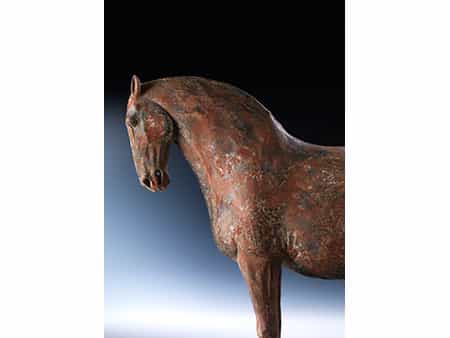  Tonfigur eines Pferdes der frühen Tang-Dynastie