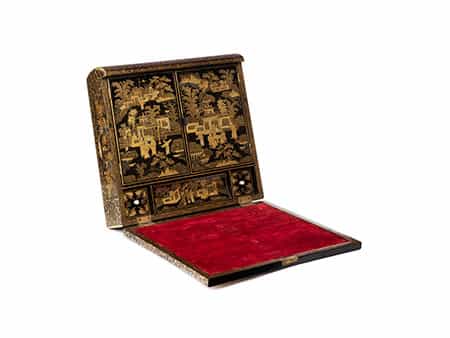Chinesiche Lack-Schreibschatulle in Buchform mit reicher Goldmalerei