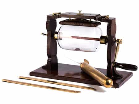 Seltenes Versuchsgerät zur Erzeugung elektrostatischer Ladung nach der Erfindung Francis Hauksbee, um 1666 - 1713