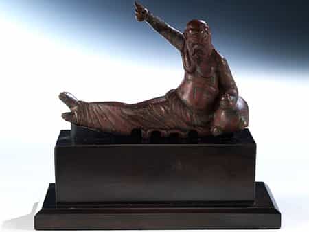 Bronzefigur eines liegenden Bacchanten