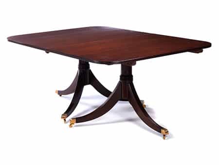  Großer Tisch im klassizistischen Stil zum Ausziehen