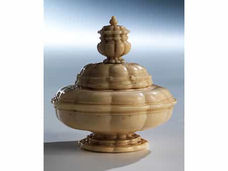  Elfenbeindöschen in Form einer barocken Vase