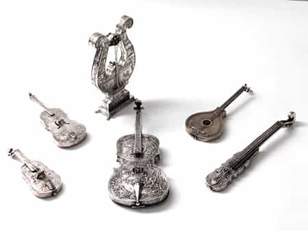  Sechs silberne Instrumentenmodelle