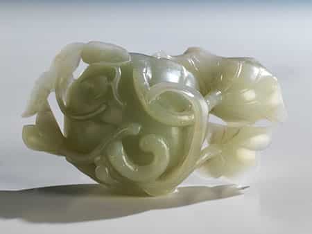 Jadeschnitzerei in Form einer Lotusblüte