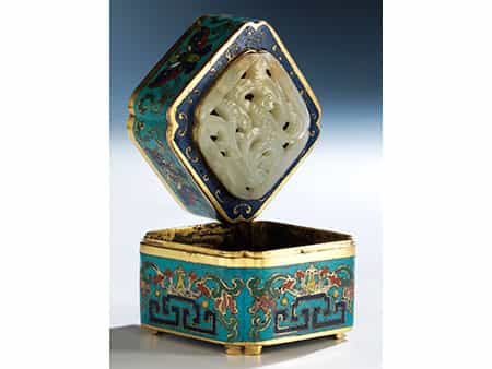  Cloisonné-Box mit durchbrochener Jadeplakette