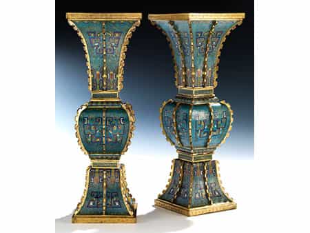  Zwei große Cloisonné-Vasen in Gu Form