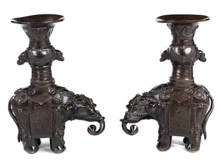  Zwei bronzene Elefantenvasen