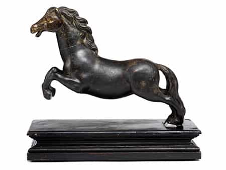 Bronzestatue eines springenden Pferdes