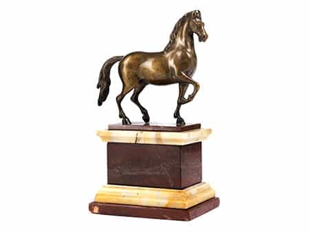  Bronzestatuette eines schreitenden Pferdes