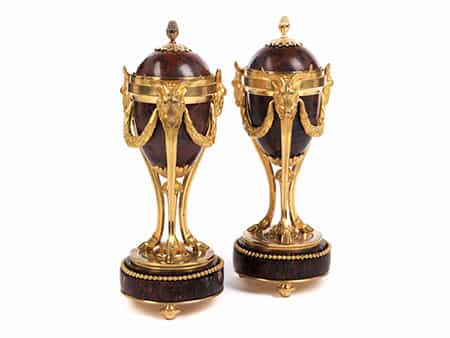 Paar Kamin-Ziervasen mit Kerzenhaltereinsätzen im Louis XVI-Stil