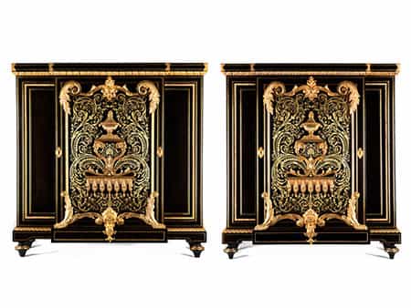 Zwei außergewöhnliche Halbschränke mit Boulle-Einlagen im Louis XIV-Stil mit unterschiedlichen Möbelbreiten 