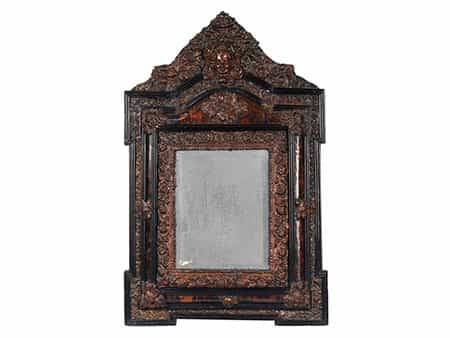  Spiegel mit reichen Schildpatt- und Reliefauflagen