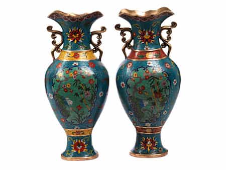 Paar chinesische Cloisonné-Vasen