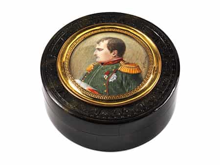 Schildplattdose mit Darstellung Napoleons