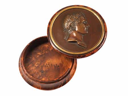 Runddeckeldose mit Napoleon-Medaillon