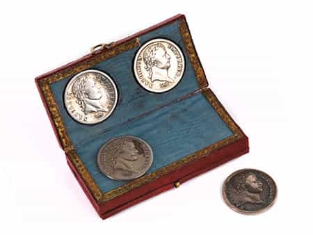 Konvolut von vier Silbermünzen in edlem Etui
