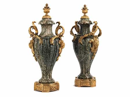 Paar dekorative Vasen