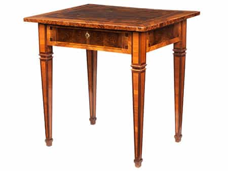 Kleiner Louis XVI-Tisch