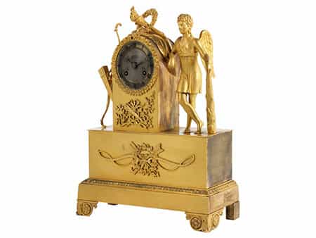 Französische Kaminuhr in feuervergoldeter Bronze und figürlicher Darstellung