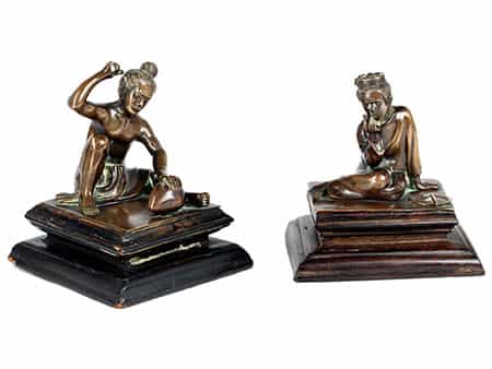 Paar Bronzefiguren sitzender Männer