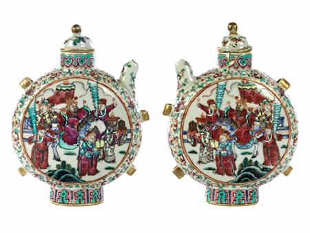 Paar chinesische Porzellankannen in Form von Pilgerflaschen