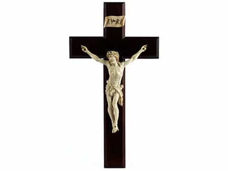  Holzkruzifix mit Corpus Christi in Elfenbein