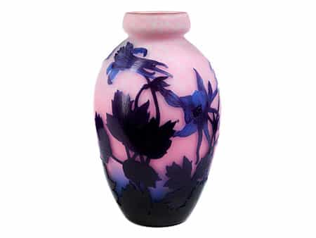 Delatte-Vase mit Akeleidekor