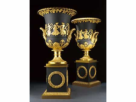 † Paar Vasen im Empire-Stil