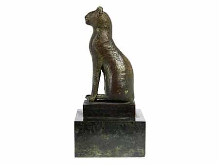 Ägyptische Bronzefigur einer sitzenden Katze