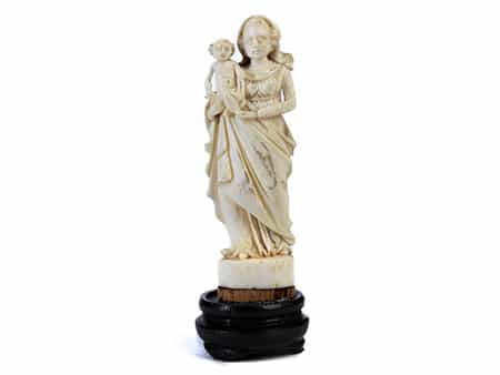 Kleine Elfenbeinfigur einer Madonna mit dem Kind