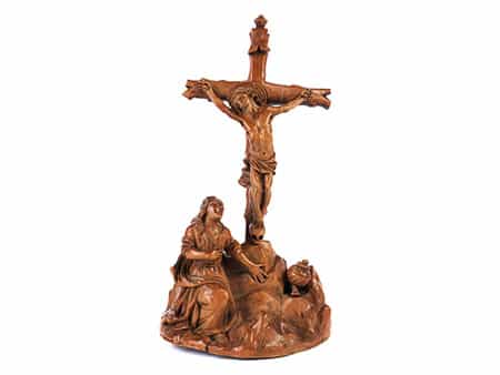 Kleine Schnitzfigurengruppe: Maria Magdalena unter dem Kreuz Christi