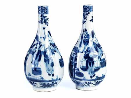 Paar blau-weiße Kangxi-Vasen