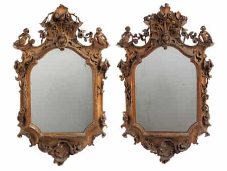  Paar äußerst fein und qualitätvoll geschnitzte Rokoko-Spiegelrahmen