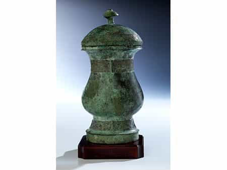 Archaisches Bronzegefäß „Zhi” mit Deckel