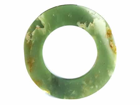 Neolithischer Jade-Ring
