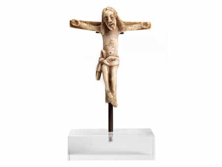 Kleines in Bein geschnitztes romanisches Kreuz mit Corpus Christi