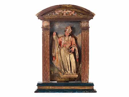 Spanischer Aediculaaufsatz eines Altars mit Schnitzfigur eines Heiligen Bischofs