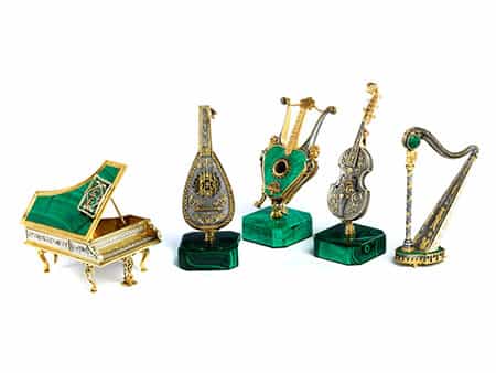 Sammlung von fünf Miniaturmusikinstrumenten